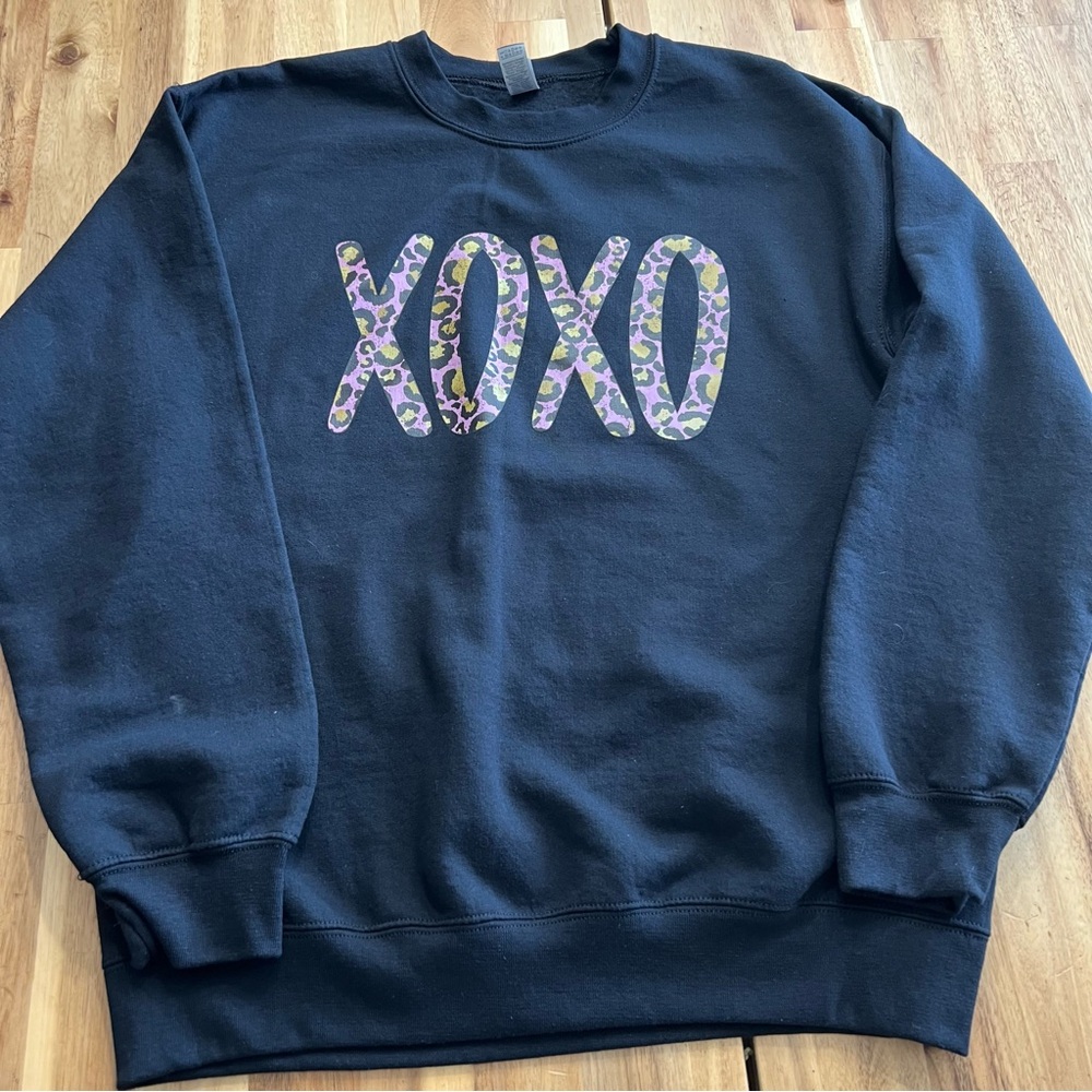 Gildan Heavy Blend XOXO Leopard Print Sweatshirt Black Size M